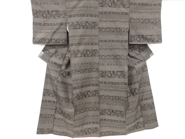 横段に花唐草模様織り出し十日町紬着物